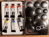 a tin with a set of paints in it